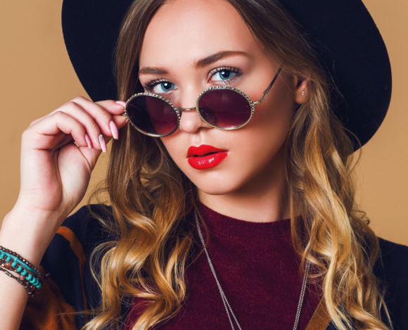 Dicas de acessórios e de maquiagem para realçar a cor de seus olhos Dicas de acessórios e de maquiagem para realçar a cor de seus olhos