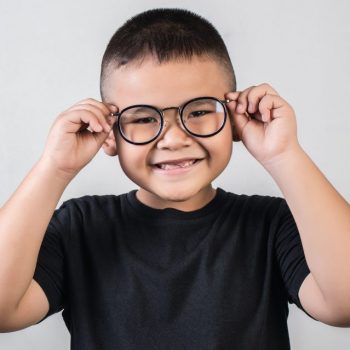 Óculos para crianças e adolescentes: como escolher?