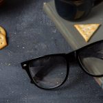 A imagem um óculos com lentes sujas e arranhadas.
