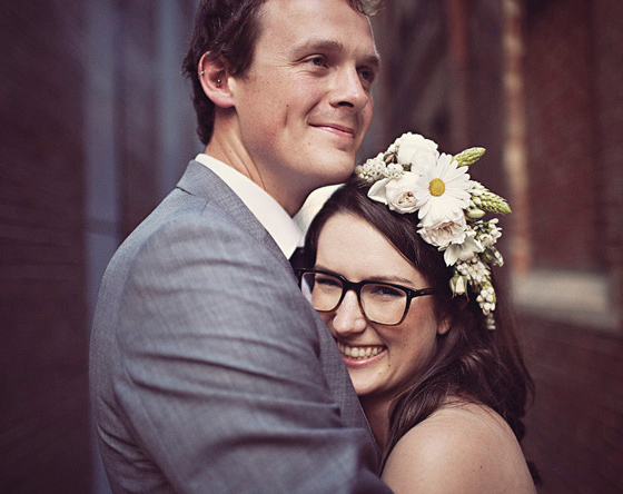 homem e mulher abraçados com look com óculos de grau