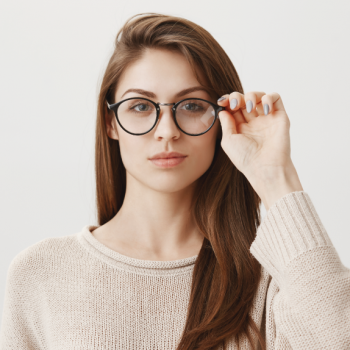 Como escolher a armação de óculos ideal para grau alto