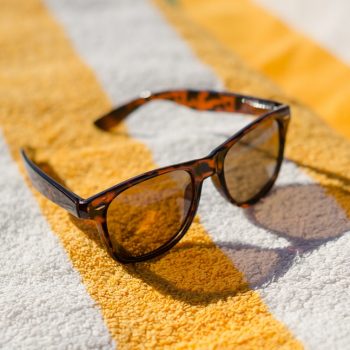 Cuidado com os óculos no verão: saiba como manter seu acessório impecável