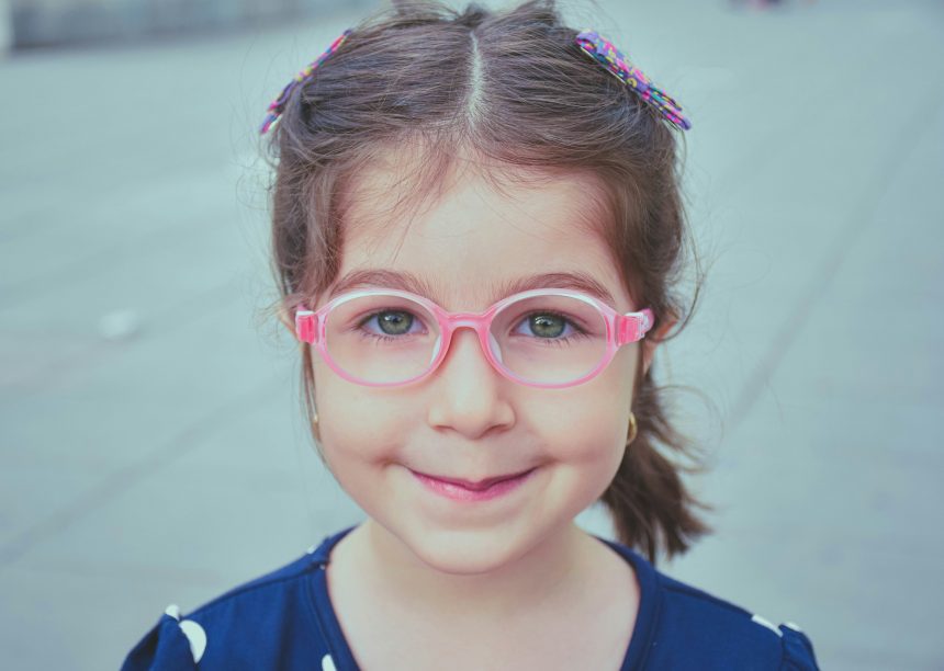 Lentes para miopia infantil: opções e cuidados para uma visão nítida