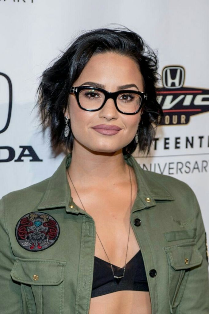 A imagem mostra Demi Lovato com óculos Tom Ford.