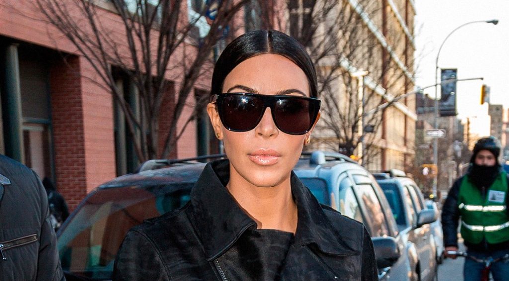 A imagem mostra Kim Kardashian com óculos oversized.