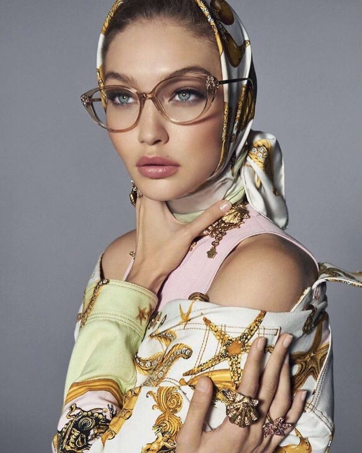 A imagem mostra Gigi Hadid com óculos Versace.