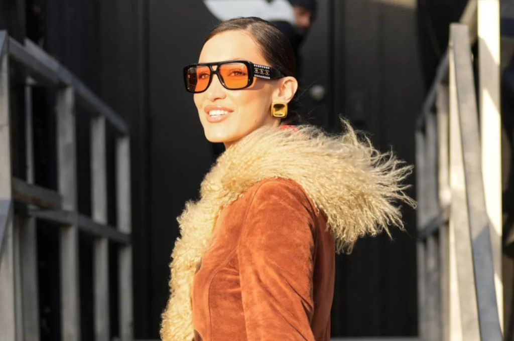 A imagem mostra Bella Hadid com óculos aviador.