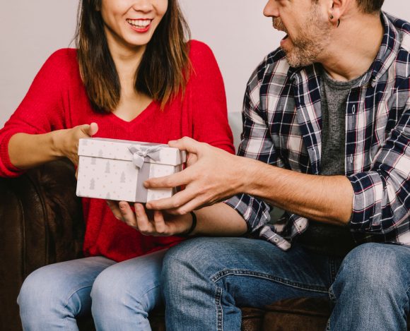 Armações de óculos estilosas: tendências e cores em alta para presentear o seu amor