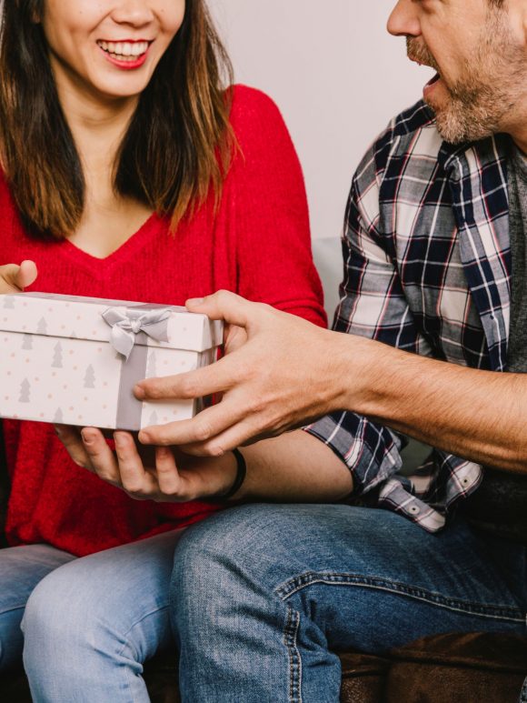 Armações de óculos estilosas: tendências e cores em alta para presentear o seu amor