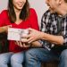 Armações de óculos estilosas: tendências e cores em alta para presentear o seu amor