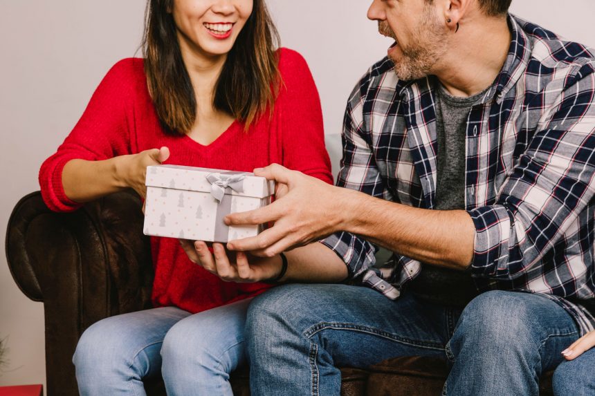 Armações de óculos estilosas: tendências e cores em alta para presentear o seu amor