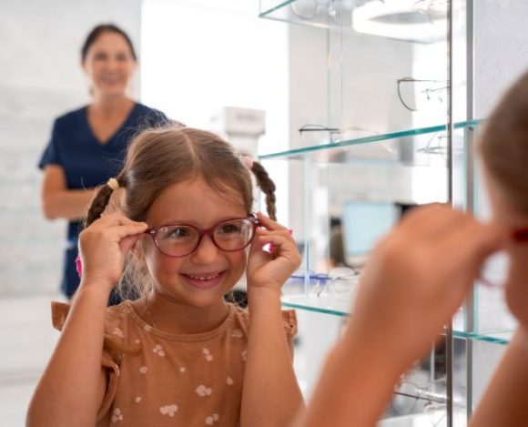 Como criar uma rotina para criança: cuidados com os óculos para manter a visão saudável e as armações intactas