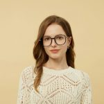 Confira as tendências de armação de óculos para mulher que vão dominar 2026 e aprenda a escolher o modelo ideal para o seu rosto!