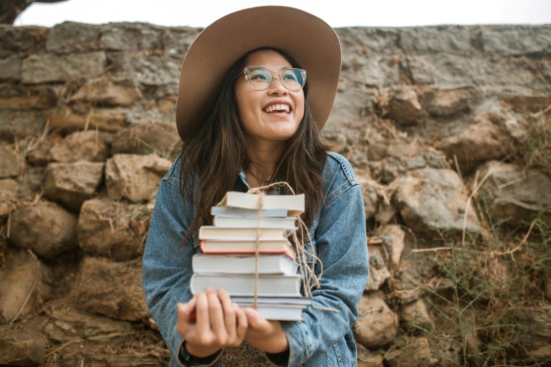 A imagem mostra uma mulher usando um óculos com armação transparente