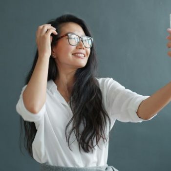 Como escolher óculos de grau feminino sem depender de tendências passageiras