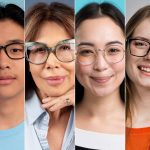 A imagem mostra três mulheres e um homem de diferente cor de pele usando óculos de grau.